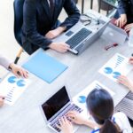 広島の中小企業向けホームページ改善を相談するビジネスチームの打ち合わせ風景