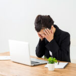 パソコン画面にエラーが出て困っているビジネスパーソン